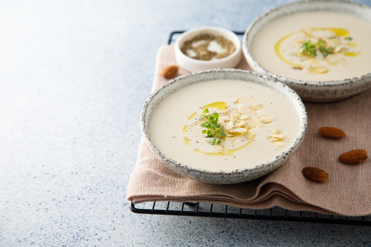 Zwei Teller mit spanischer Mandelsuppe