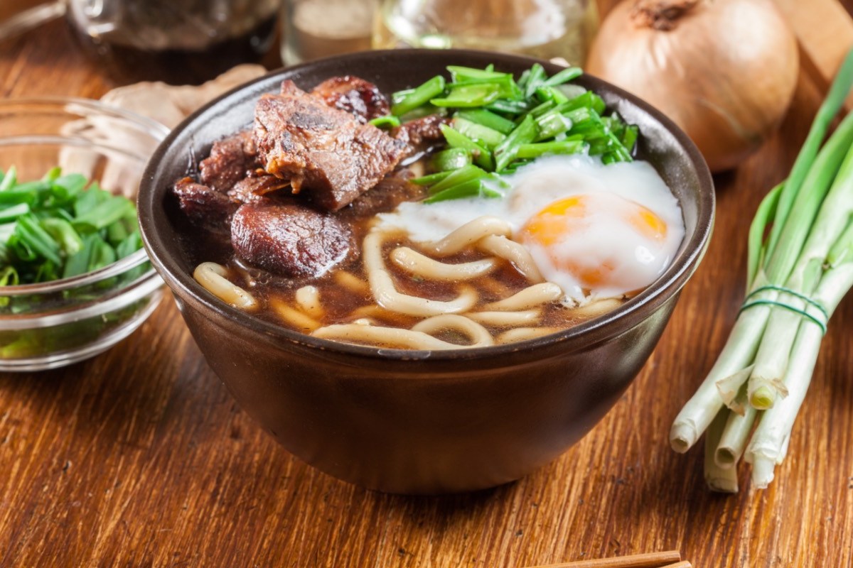 Eine Schüssel Udon-Nudelsuppe mit Ei und Rindfleisch.