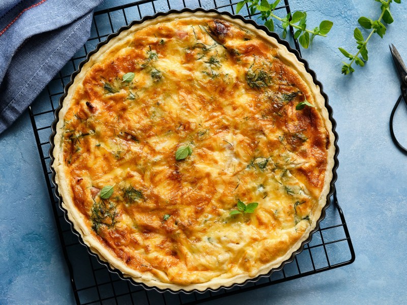 Västerbotten-Quiche auf einem Tisch