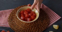 Schale mit selbst gemachten Wassermelonen-Gummibärchen