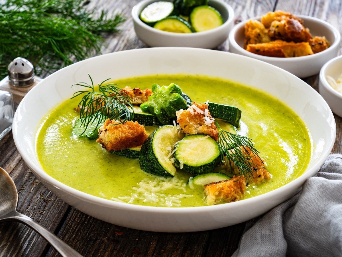 Ein Teller dekorierte Zucchini-Cremesuppe.