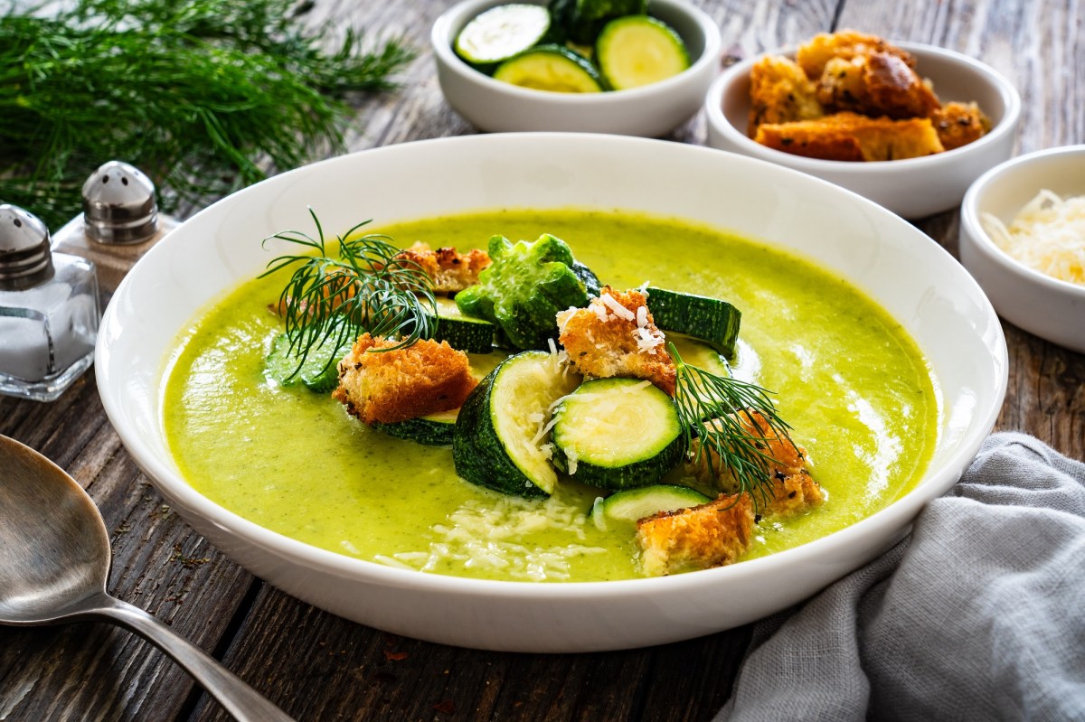 Ein Teller dekorierte Zucchini-Cremesuppe.