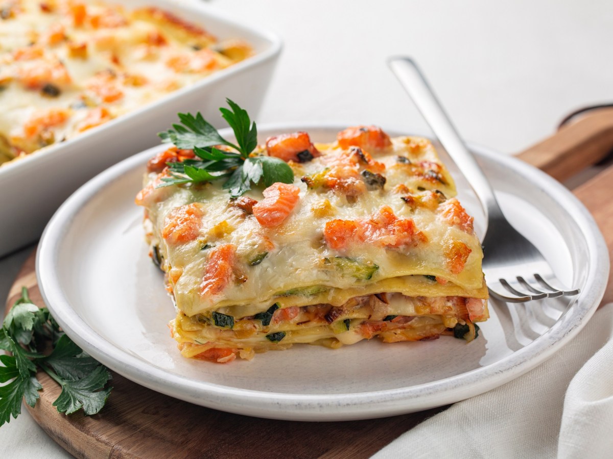 Teller mit eine stück Zucchini-Lasagne mit Lachs