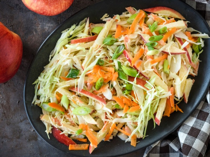 Apfel-Sellerie-Slaw in schwarzer Bowl.