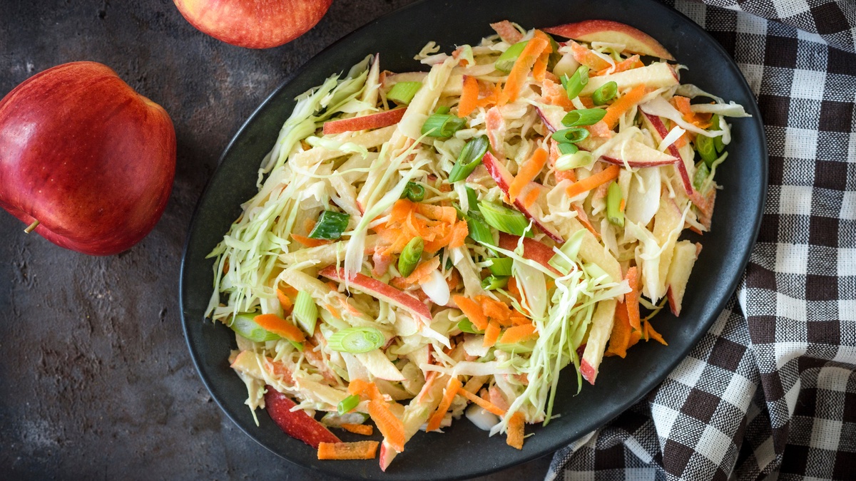 Apfel-Sellerie-Slaw in schwarzer Bowl.