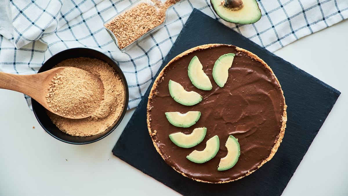 Avocado-Schokoladen-Kuchen auf hellem Hintergrund