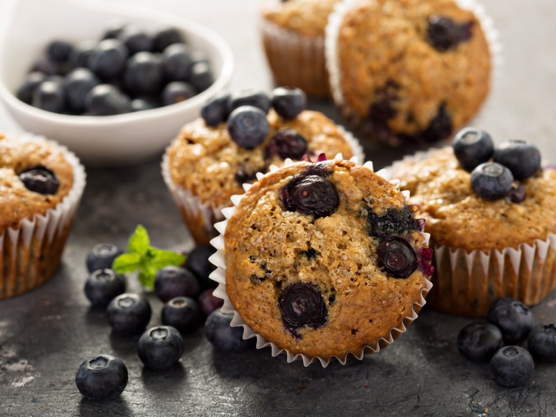 mehrere Blaubeermuffins mit Vanillepudding.