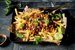 Backblech mit Chili Cheese Fries mit Hackfleischsoße