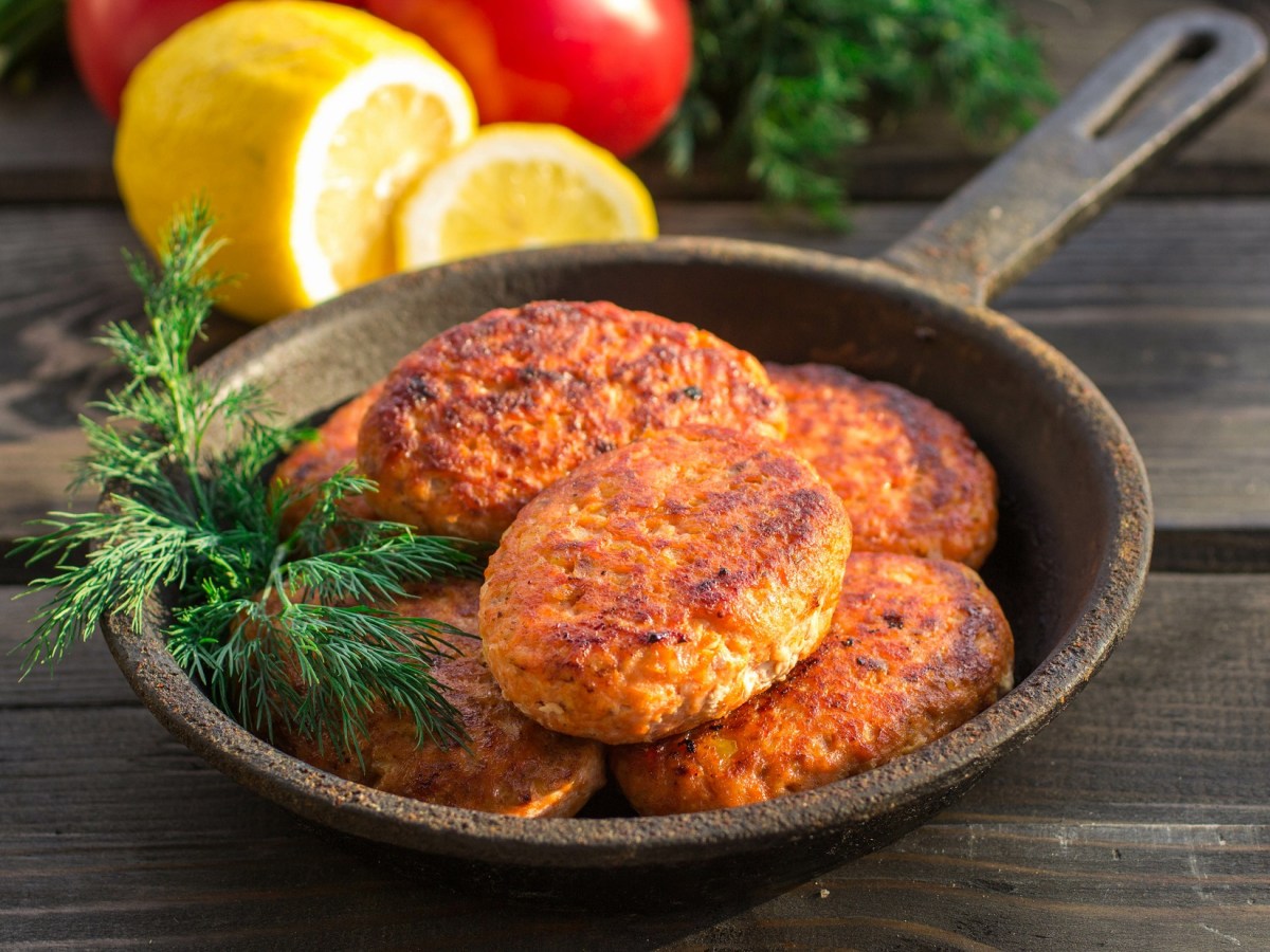 Fischfrikadellen in einer Pfanne.