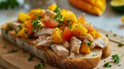 Hähnchen-Mango-Toast mit Kräutern in Nahaufnahme