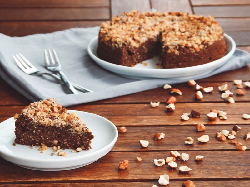 Haselnuss-Nougat-Kuchen auf einem braunen Tisch.