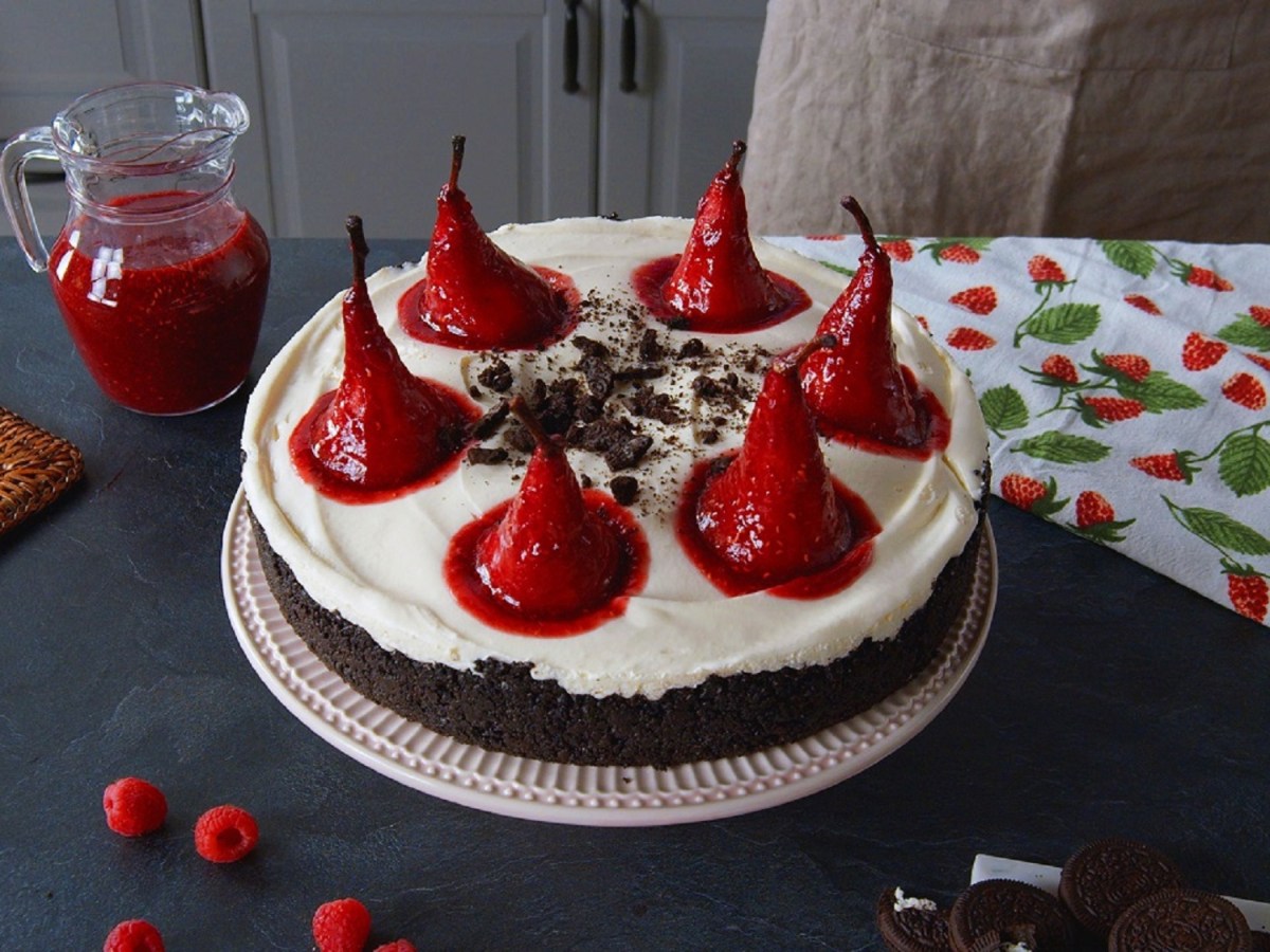 Himbeer-Birnen-Kuchen mit Frischkäse auf einer Tortenplatte