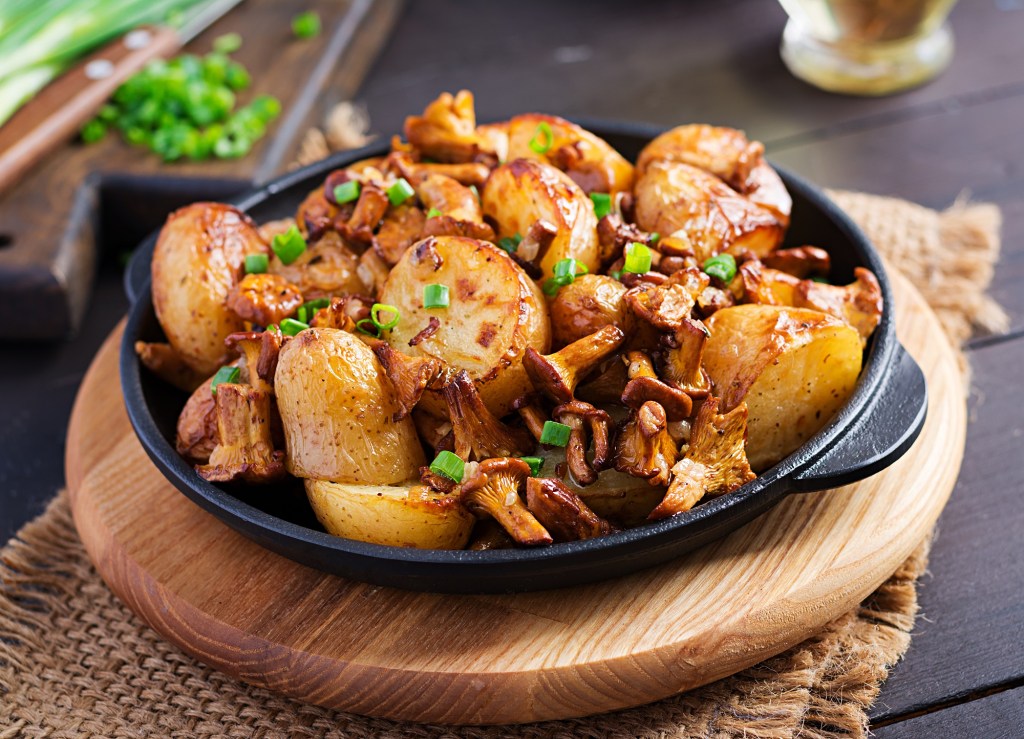 Diese rustikale Kartoffel-Pfifferling-Pfanne schmeckt allen!