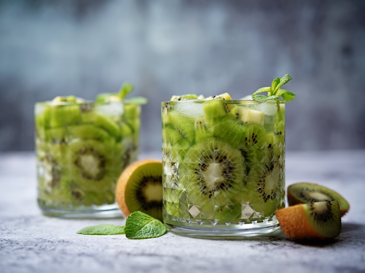 Zwei Gläser mit Kiwi-Margarita