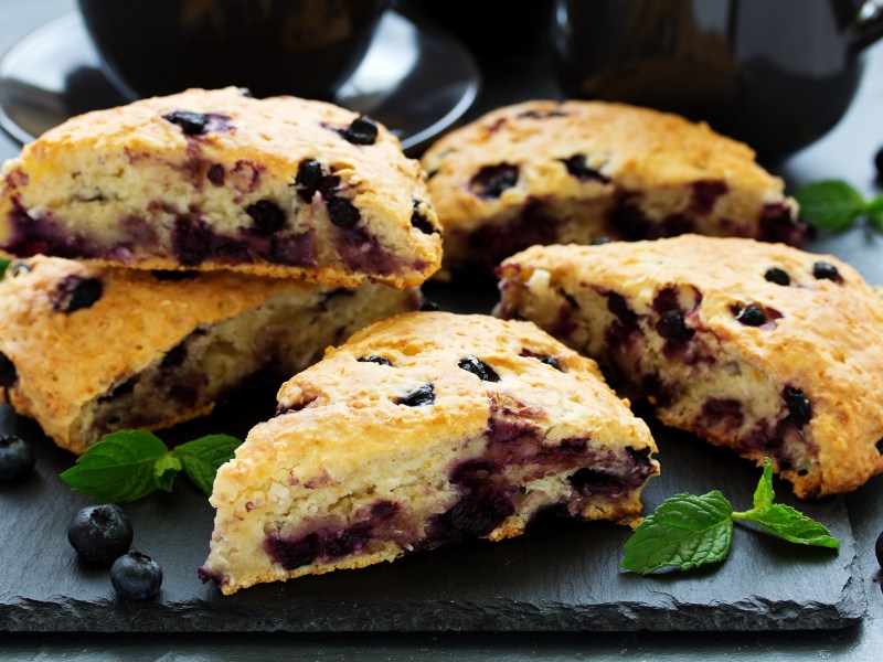 Ein Stapel Kokos-Himbeer-Scones.