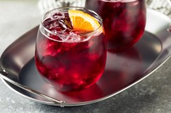 Zwei Gläser Lambrusco Spritz, davon eins nur angeschnitten.