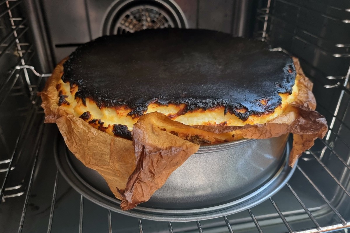 Kuchen retten: ein an der Oberseite verbrannter Kuchen im Ofen.