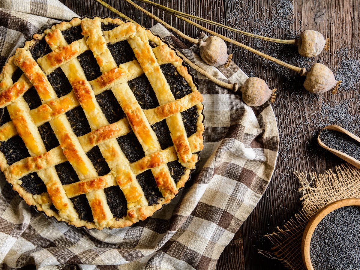 Ein Mohn-Pie mit schönem Gittermuster.