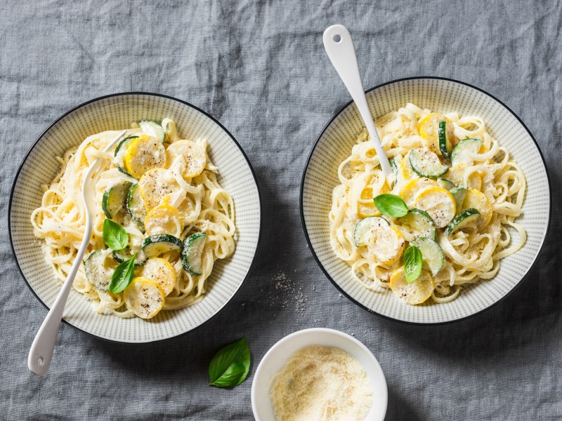 Zwei Teller Nudeln mit Zucchini-Frischkäse-Soße.