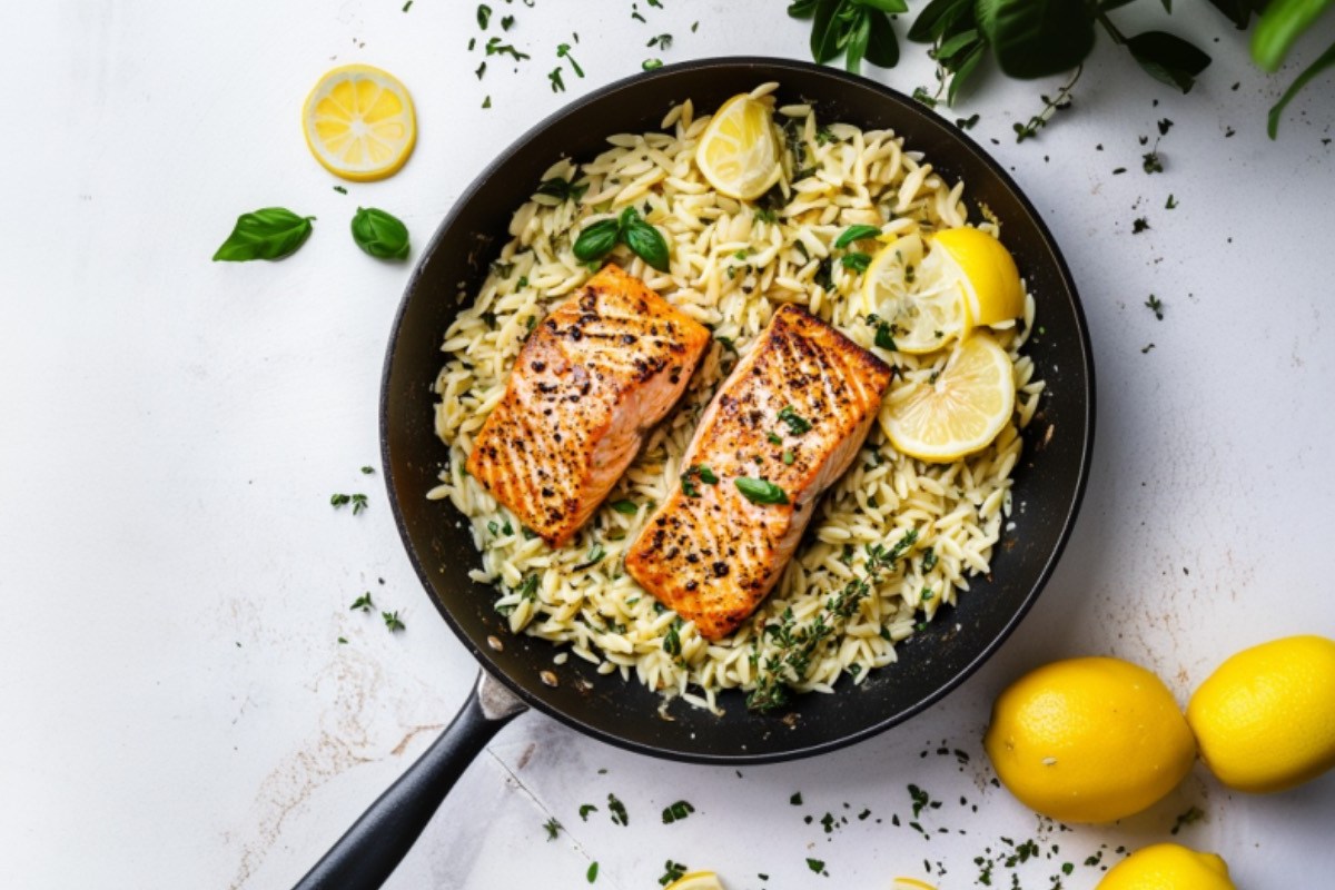 Orzo-Zitronen-Pfanne mit Lachs