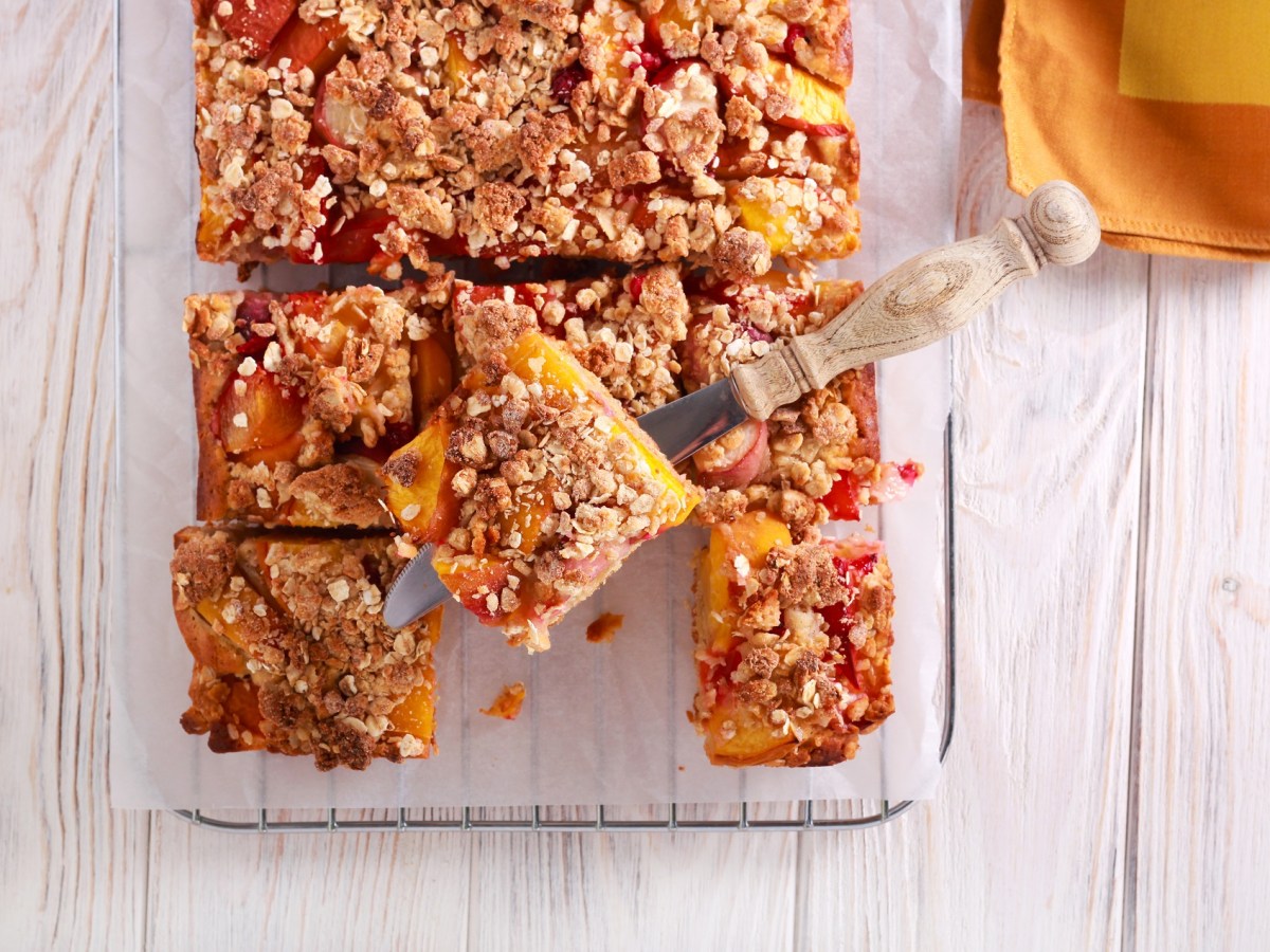 Pfirsichkuchen mit Haferstreuseln auf Kuchenrost