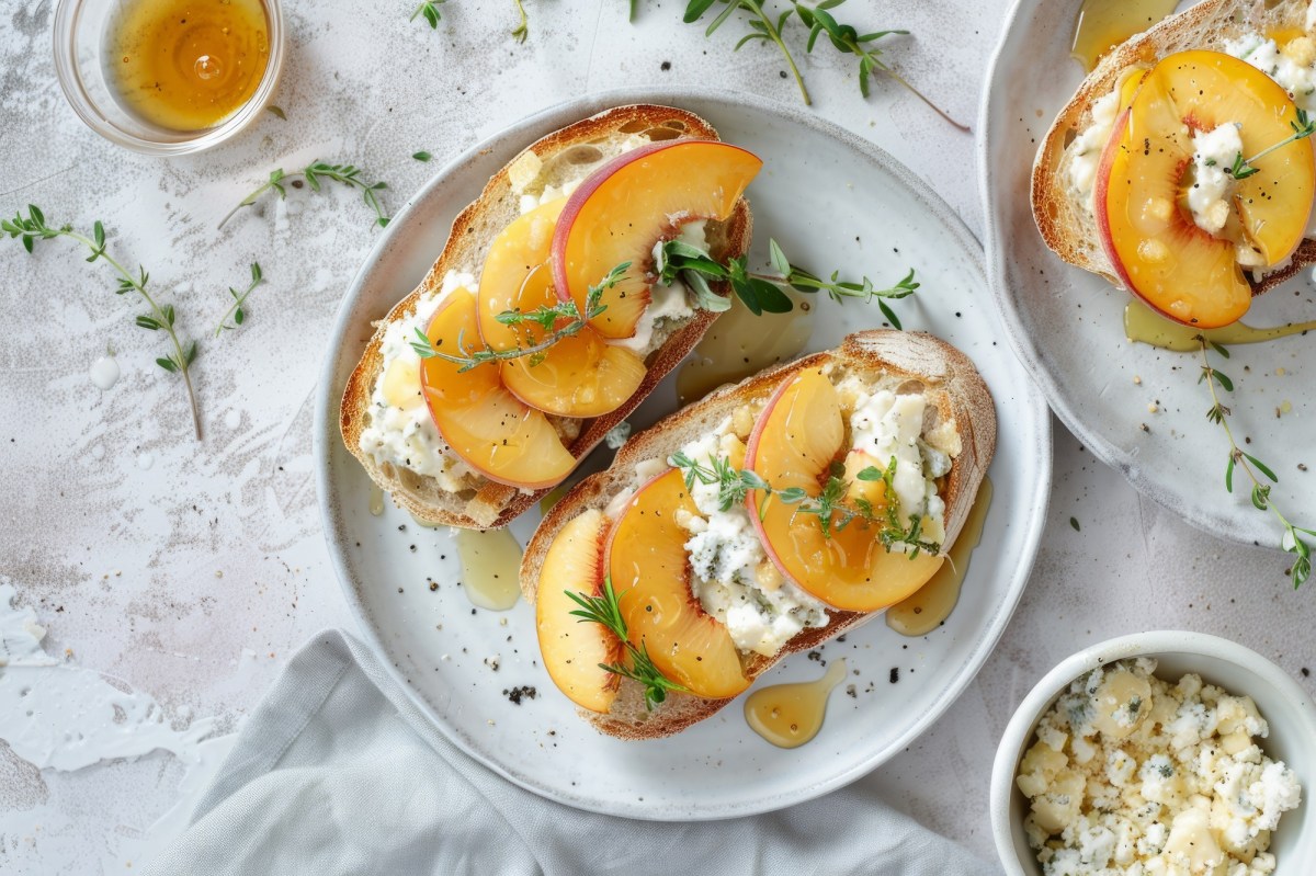 Teller mit Pfirsich-Crostini