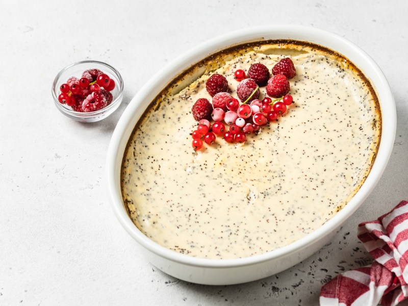 Ein Quarkauflauf mit Mohn und gefrorenen Beeren.