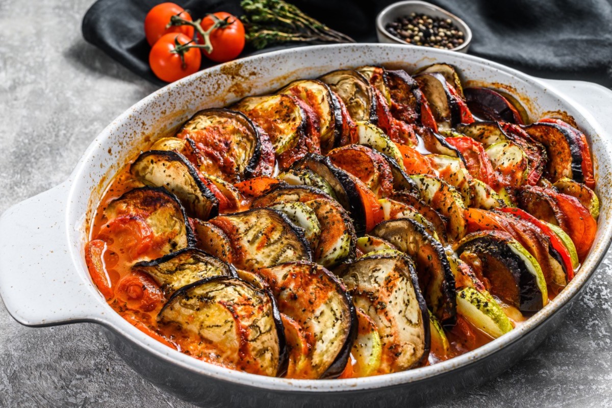 Ratatouille aus dem Ofen in ovaler Auflaufform.