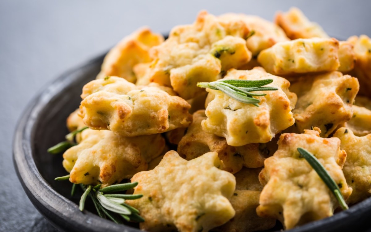 Fingerfood: Rosmarin-Parmesan-Kekse auf einem Teller.