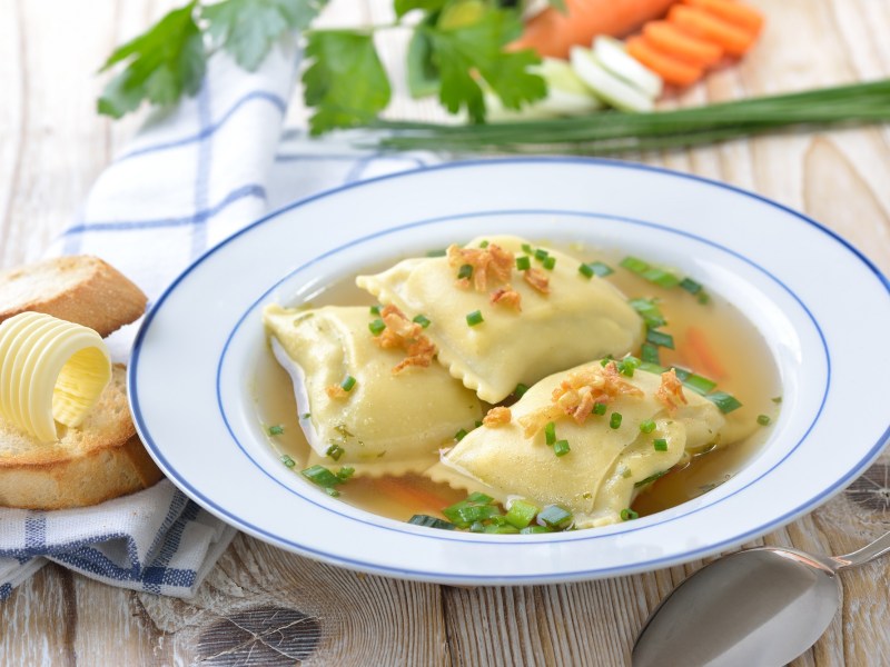 Schwäbische Maultaschen in einem tiefen Teller