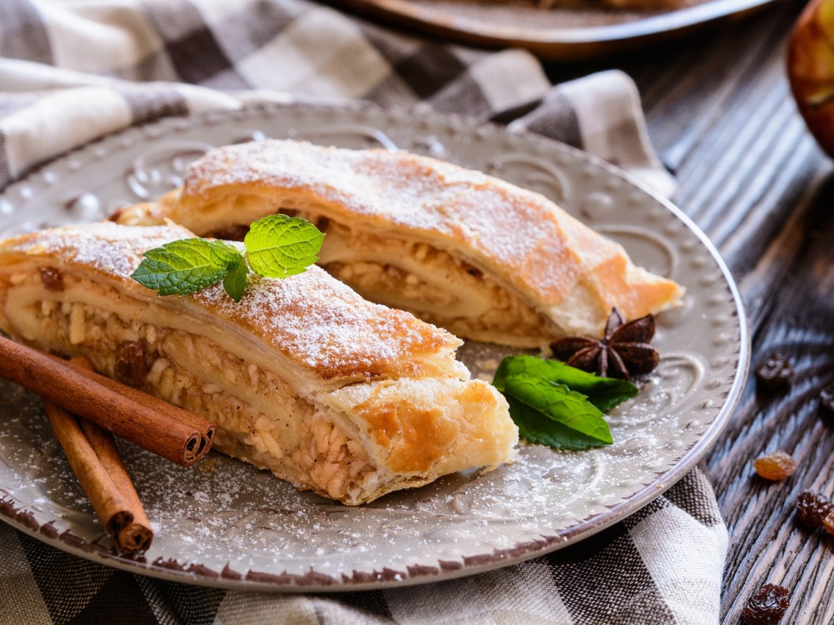 2 Stücke Apfelstrudel auf einem Teller.