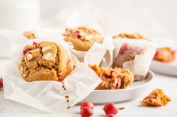 Stachelbeer-Muffins auf einem Tisch