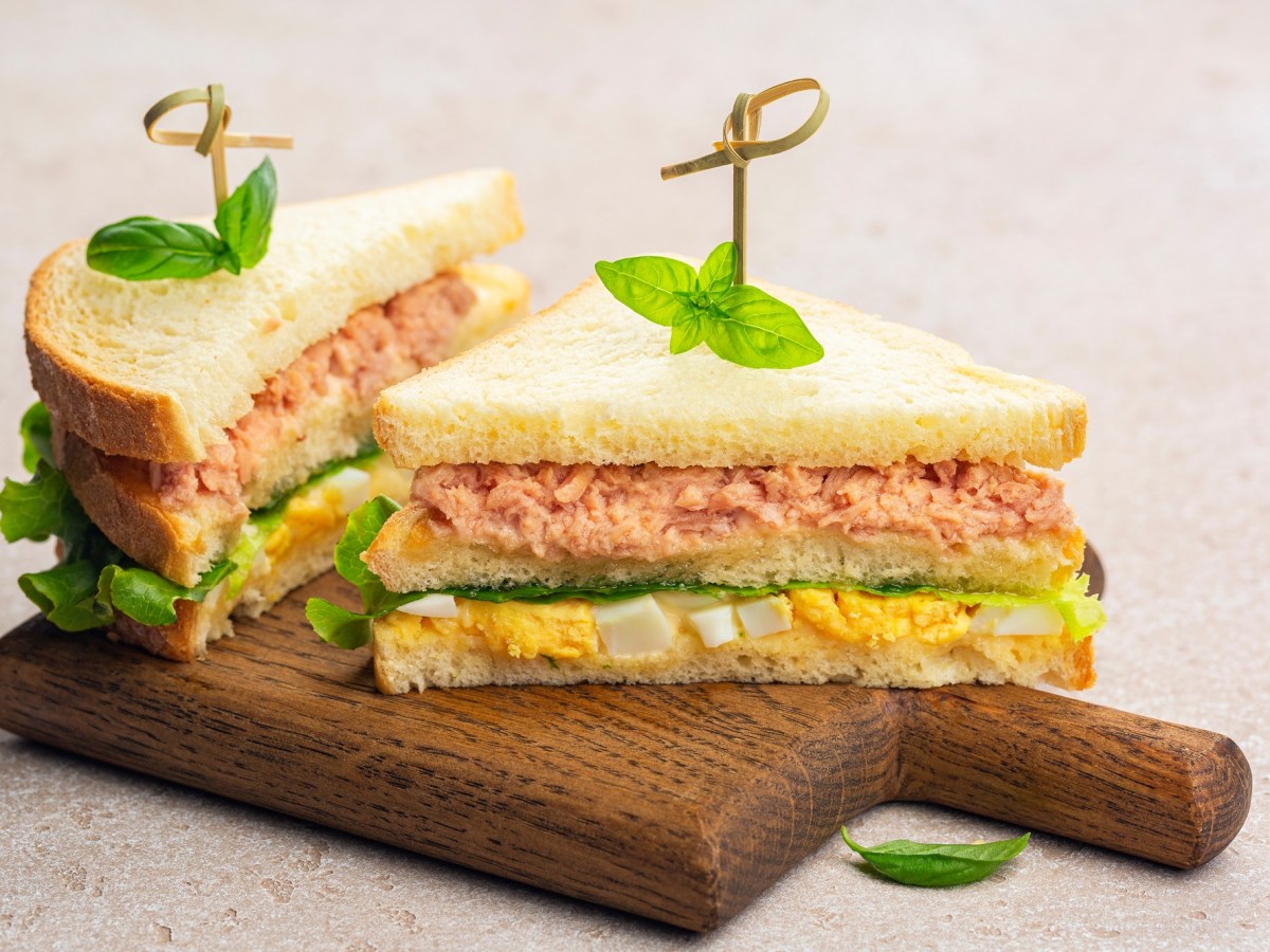 Brett mit zwei Thunfisch-Tramezzini