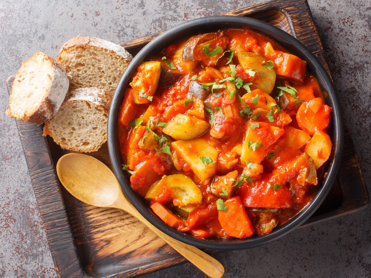 Vegetarisches Güvec in einem Topf mit Brot.