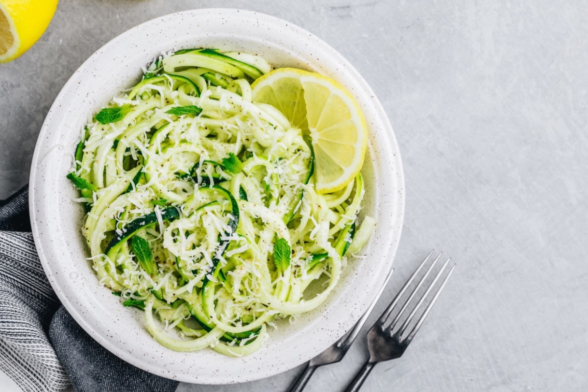 Ein Teller Zitronen-Pasta mit Zucchini und Minze.