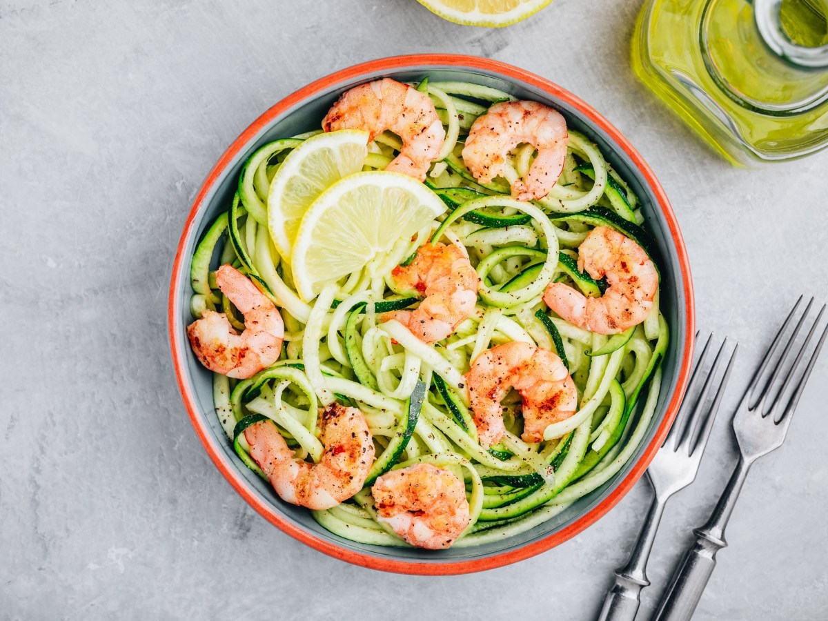 Ein Teller Zoodles mit Garnelen.