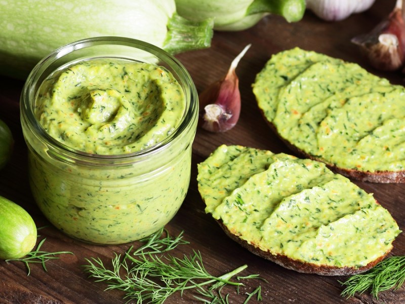 Zucchini-Aufstrich auf zwei Scheiben Brot