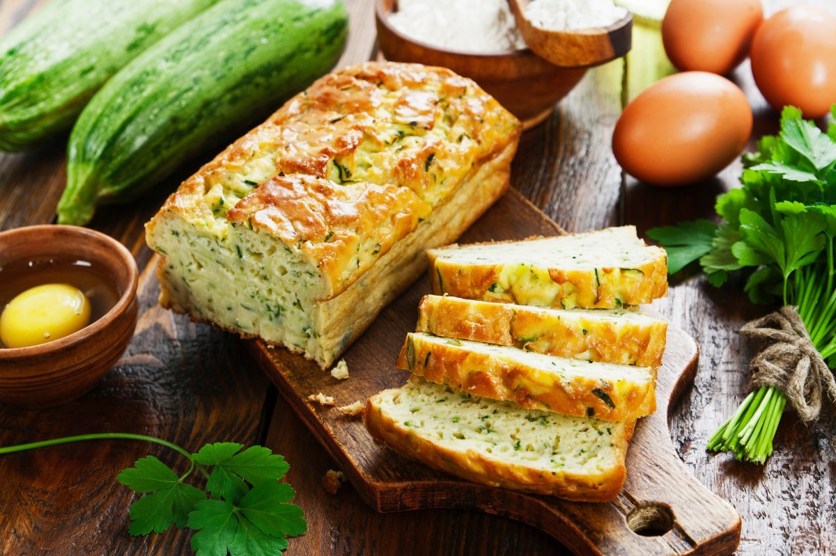 angeschnittenes Zucchini-Feta-Brot auf einem Brett