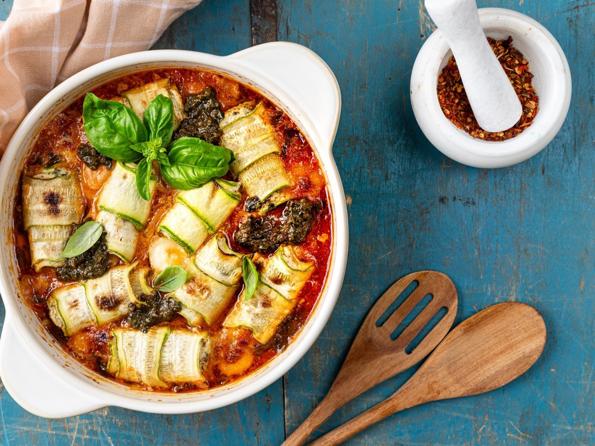 Zucchini-Cannelloni in Tomatensoße in einer Auflaufform