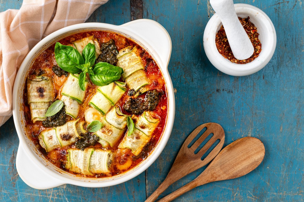 Zucchini-Cannelloni in Tomatensoße in einer Auflaufform