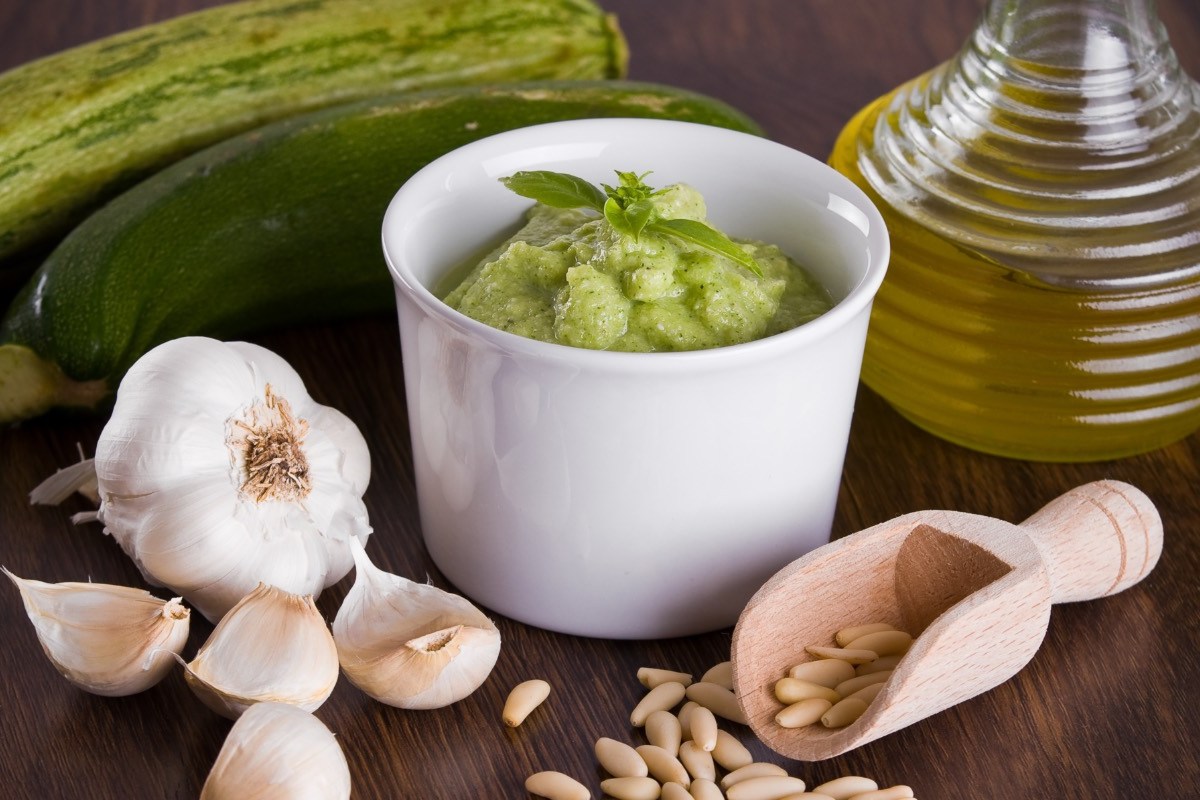 Ein Schälchen mit Zucchini-Pesto. Drumherum frische Zutaten.