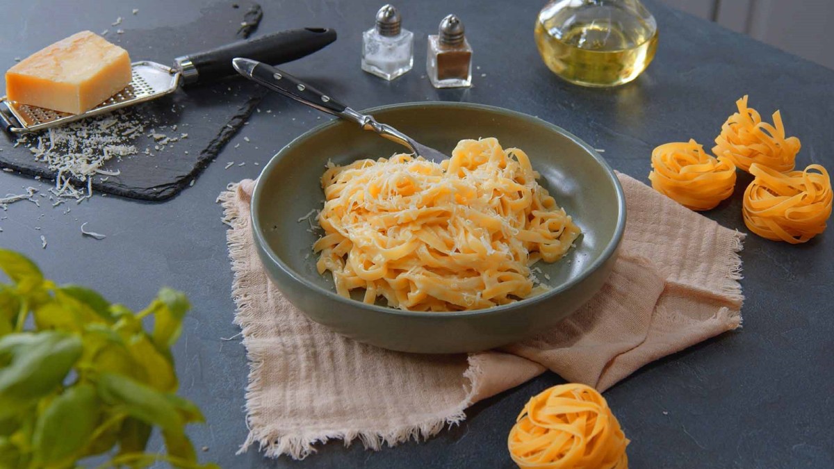 Teller mit Alfredo-Tagliatelle mit 4 Zutaten