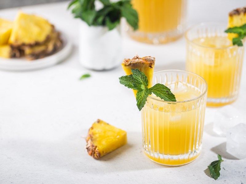 Drei Gläser Ananas-Fizz auf einem Tisch