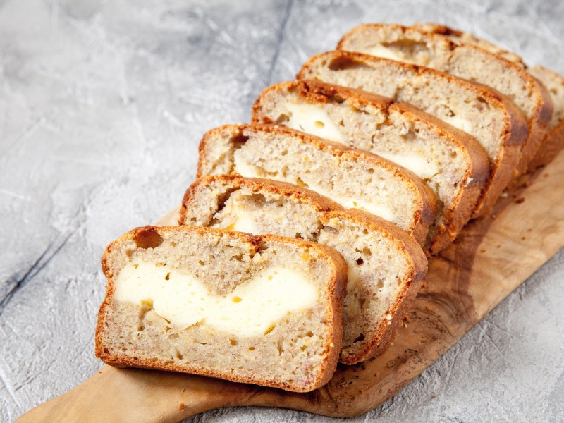 Ein Bananen-Cheesecake-Brot in Scheiben.