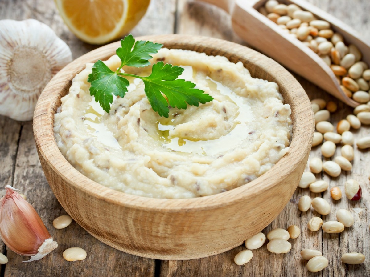 Bohnen-Hummus in einer Schale.