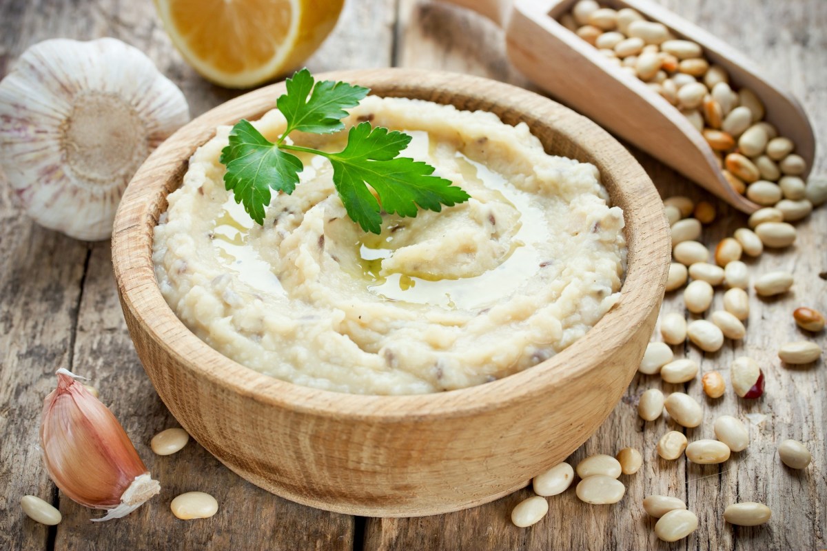 Bohnen-Hummus in einer Schale.