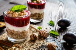 Buchweizen-Porridge mit Pflaumenkompott im Glas.