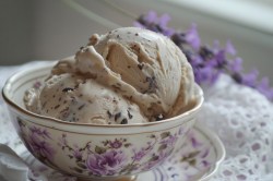 Earl-Grey-Eis in einer fein bemalten Teetasse. Im Hintergrund liegen Lavendelzweige.