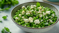 Erbsensalat mit Feta in einer Schüssel