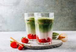 Zwei Erdbeer-Matcha-Latte auf einem Tisch